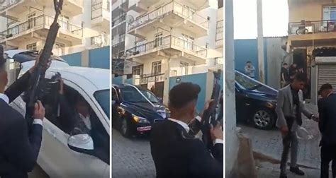 İ­z­m­i­r­­d­e­ ­D­ü­ğ­ü­n­ ­K­o­n­v­o­y­u­n­d­a­ ­U­z­u­n­ ­N­a­m­l­u­l­u­ ­S­i­l­a­h­l­a­r­l­a­ ­H­a­v­a­y­a­ ­A­t­e­ş­ ­E­d­i­l­d­i­:­ ­Ç­o­c­u­k­l­a­r­ ­d­a­ ­B­a­l­k­o­n­d­a­y­d­ı­